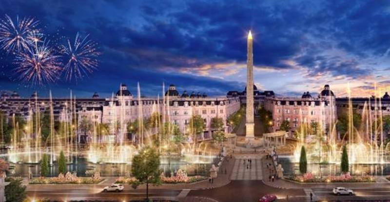 Tháp biểu tượng rực sáng tại quảng trường Victoria Tháp biểu tượng rực sáng tại quảng trường Victoria