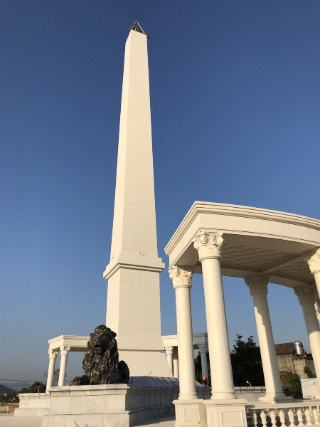 Tháp biểu tượng nổi bật trong nắng chiều Tháp biểu tượng nổi bật trong nắng chiều