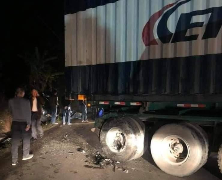 Hiện trường vụ xe con BKS màu xanh va chạm với xe container làm 2 người chết, 2 người bị thương