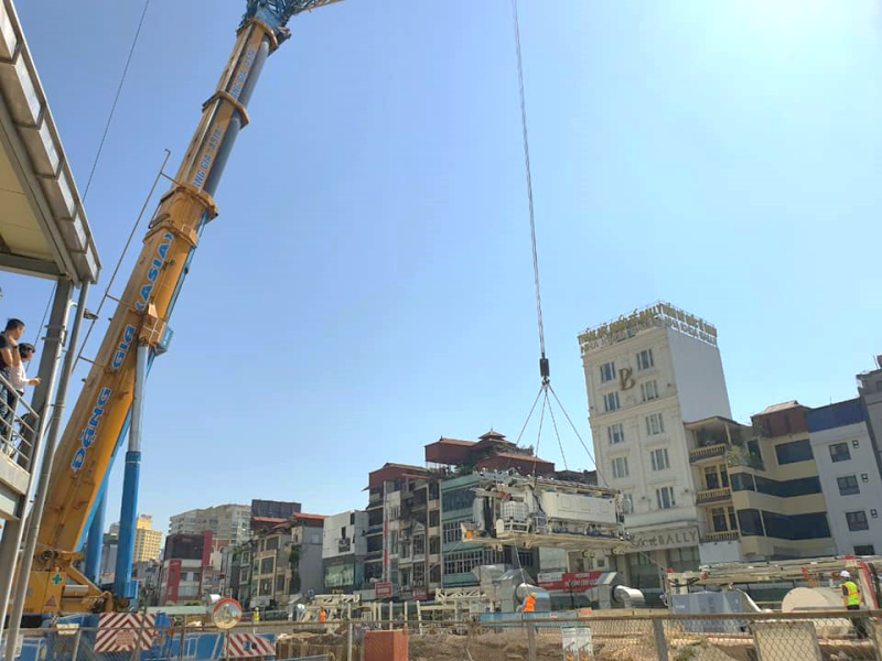 Cẩu từng bộ phận của máy TBM xuống ga ngầm S9 – Kim Mã