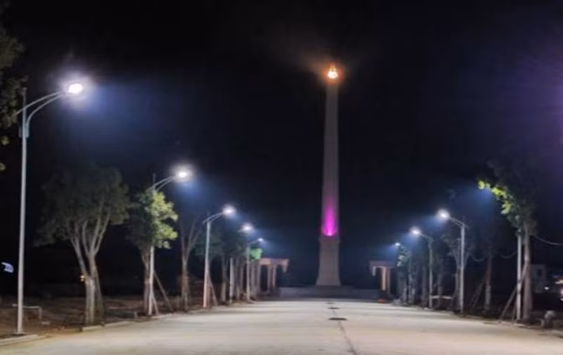 Tháp biểu tượng về đêm