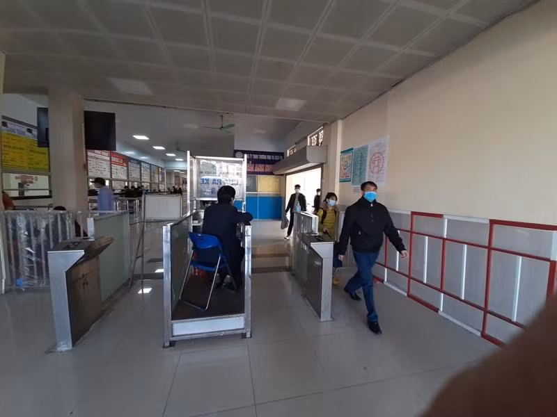 Tại cửa ra vào các bến xe đều tuân thủ phòng dịch Covid-19 nghiêm ngặt, hành khách ra vào bến bắt buộc phải đeo khẩu trang Tại cửa ra vào các bến xe đều tuân thủ phòng dịch Covid-19 nghiêm ngặt, hành khách ra vào bến bắt buộc phải đeo khẩu trang