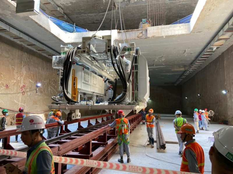 Từng bộ phận được chuyển xuống và lắp ráp tại tầng đáy ga ngầm
