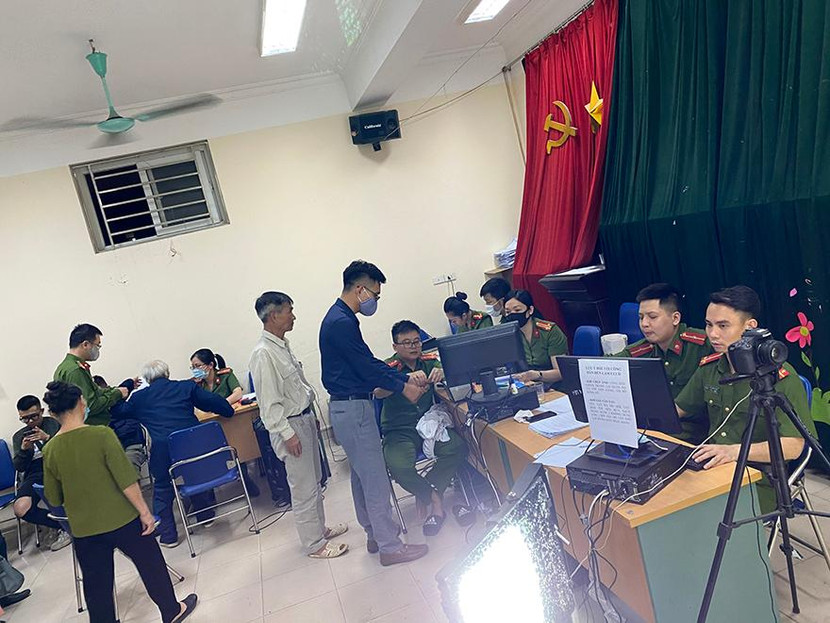 Công dân đến làm CCCD gắn chíp điện tử
