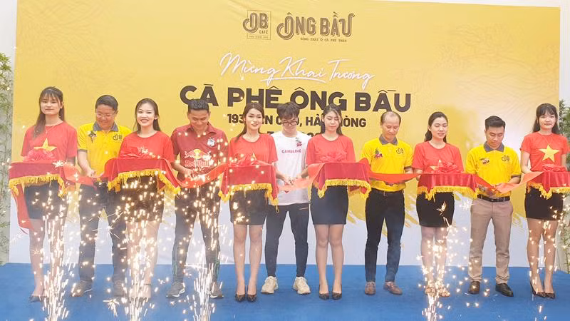 HLV Kiatisak cùng Văn Toàn và đội ngũ quản lý của thương hiệu cà phê Ông Bầu cùng cắt băng khai trương quán cà phê Ông Bầu của Văn Toàn, cũng là quán đầu tiên tại Hải Phòng