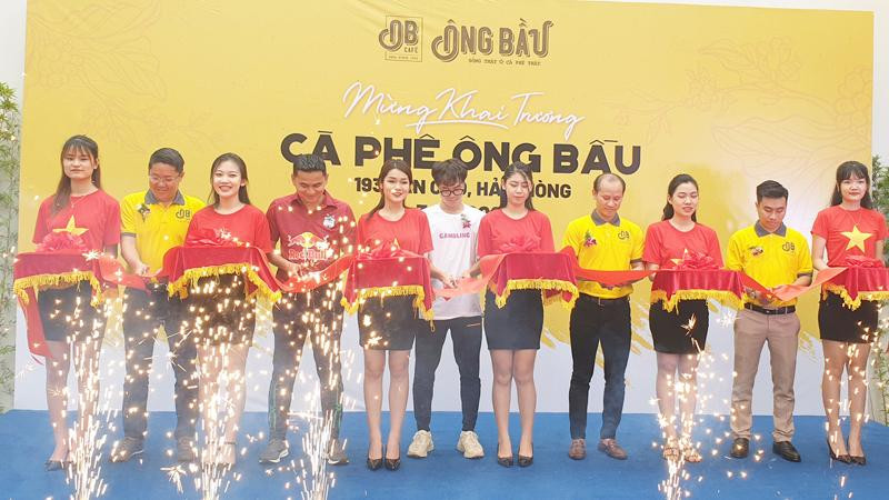 HLV Kiatisak cùng Văn Toàn và đội ngũ quản lý của thương hiệu cà phê Ông Bầu cùng cắt băng khai trương quán cà phê Ông Bầu của Văn Toàn, cũng là quán đầu tiên tại Hải Phòng