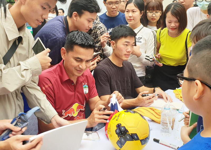 Zico Thái và Xuân Trường đến chúc mừng Văn Toàn khai trương quán cà phê và dành thời gian ký tặng người hâm mộ