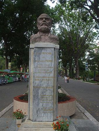 Tượng bán thân của nhà thực vật học Pierre ở Thảo cầm viên Sài Gòn Tượng bán thân của nhà thực vật học Pierre ở Thảo cầm viên Sài Gòn