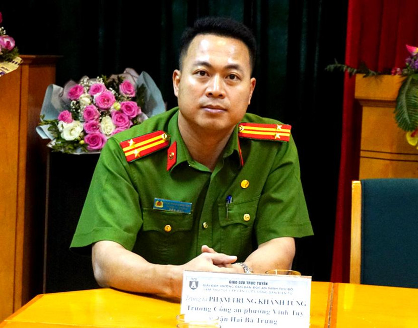 Trung tá Phạm Trung Khánh Tùng, Trưởng Công an phường Vĩnh Tuy, quận Hai Bà Trưng giao lưu với bạn đọc An ninh Thủ đô