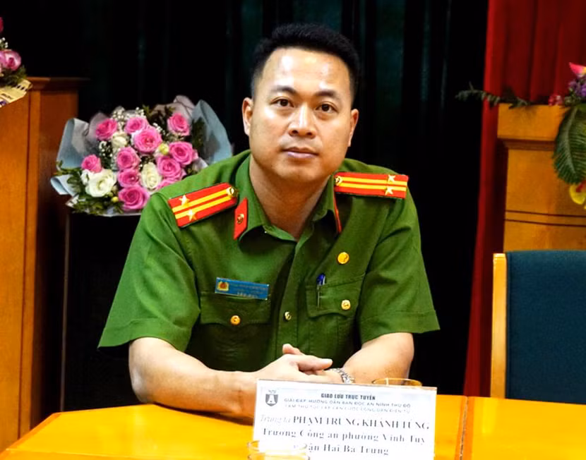 Trung tá Phạm Trung Khánh Tùng, Trưởng Công an phường Vĩnh Tuy, quận Hai Bà Trưng giao lưu với bạn đọc An ninh Thủ đô