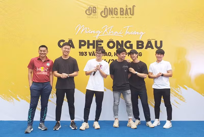 Văn Toàn cùng thầy Zico và đồng đội giao lưu với khán giả. Anh cũng đã bật mí về quyết định chọn cà phê Ông Bầu để làm nghề tay trái