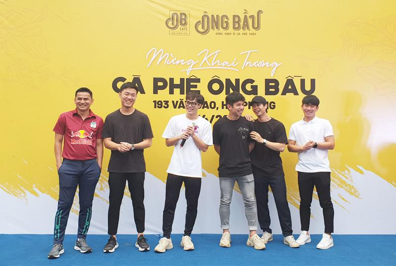 Văn Toàn cùng thầy Zico và đồng đội giao lưu với khán giả. Anh cũng đã bật mí về quyết định chọn cà phê Ông Bầu để làm nghề tay trái