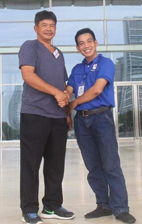 Người viết bài (bên phải) đón tiếp thành viên Hiệp hội Hoa lan Hoàng Gia Thái Lan Người viết bài (bên phải) đón tiếp thành viên Hiệp hội Hoa lan Hoàng Gia Thái Lan