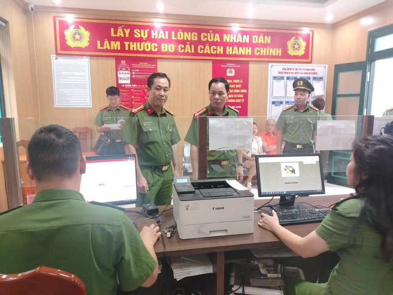 Đại tá Lê Văn Tuân, Phó Giám đốc CATP Hà Nội kiểm tra, động viên cán bộ, chiến sĩ bộ phận tiếp công dân, giải quyết thủ tục hành chính tại CAP Phú Thượng Đại tá Lê Văn Tuân, Phó Giám đốc CATP Hà Nội kiểm tra, động viên cán bộ, chiến sĩ bộ phận tiếp công dân, giải quyết thủ tục hành chính tại CAP Phú Thượng