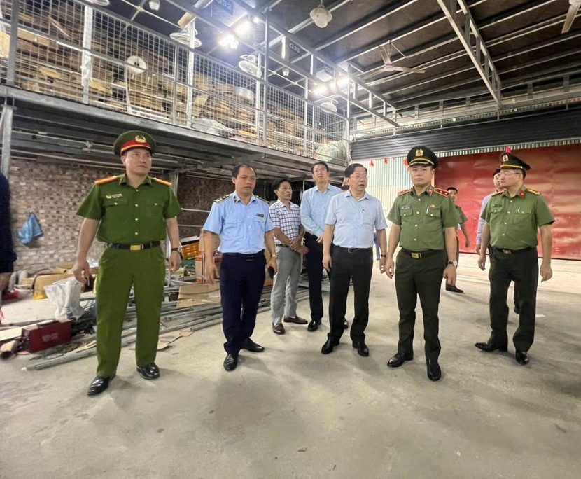 Trung tướng Nguyễn Thanh Tùng, Ủy viên Ban Thường vụ Thành ủy, Bí thư Đảng ủy, Giám đốc Công an thành phố Hà Nội trực tiếp kiểm tra hoạt động sản xuất, kinh doanh tại xã La Phù, huyện Hoài Đức (cũ) Trung tướng Nguyễn Thanh Tùng, Ủy viên Ban Thường vụ Thành ủy, Bí thư Đảng ủy, Giám đốc Công an thành phố Hà Nội trực tiếp kiểm tra hoạt động sản xuất, kinh doanh tại xã La Phù, huyện Hoài Đức (cũ)