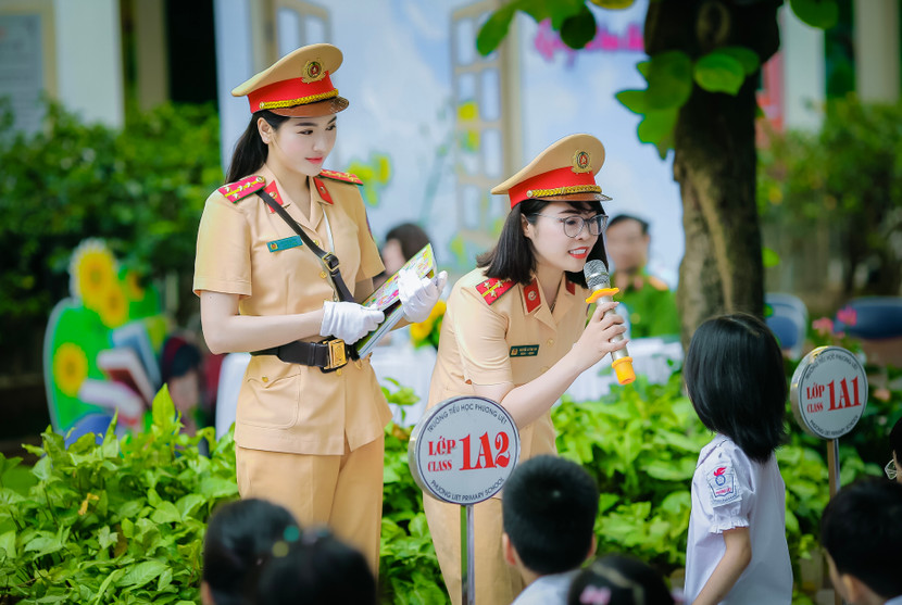 Lực lượng Cảnh sát giao thông Thủ đô tuyên truyền nâng cao nhận thức và ý thức chấp hành pháp luật về giao thông cho các em học sinh Lực lượng Cảnh sát giao thông Thủ đô tuyên truyền nâng cao nhận thức và ý thức chấp hành pháp luật về giao thông cho các em học sinh