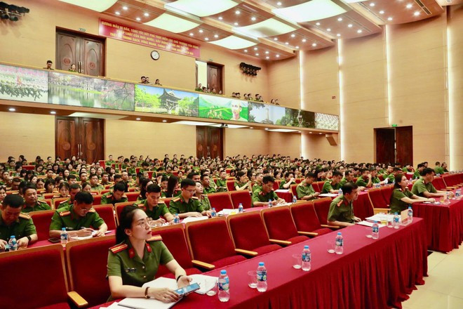 Công an thành phố Hà Nội tổ chức tập huấn nghiệp vụ quy mô lớn cho hơn 10.200 cán bộ, chiến sĩ Công an cấp xã, từ ngày 24 đến 27-6-2025 Công an thành phố Hà Nội tổ chức tập huấn nghiệp vụ quy mô lớn cho hơn 10.200 cán bộ, chiến sĩ Công an cấp xã, từ ngày 24 đến 27-6-2025