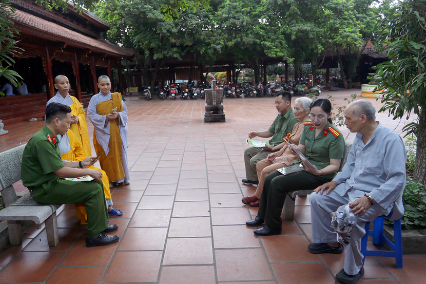 Công an thành phố Hà Nội tích cực, chủ động tuyên truyền, hướng dẫn các tầng lớp nhân dân tham gia đóng góp ý kiến sửa đổi, bổ sung một số điều của Hiến pháp năm 2013 Công an thành phố Hà Nội tích cực, chủ động tuyên truyền, hướng dẫn các tầng lớp nhân dân tham gia đóng góp ý kiến sửa đổi, bổ sung một số điều của Hiến pháp năm 2013