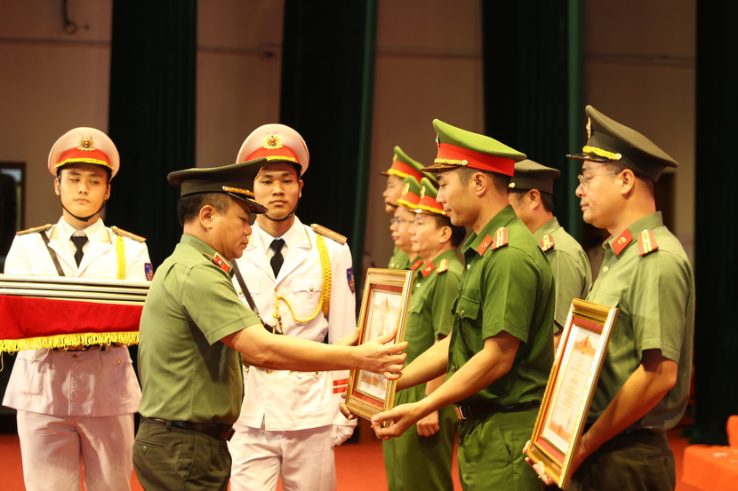 Trung tướng Nguyễn Thanh Tùng, Ủy viên Ban Thường vụ Thành ủy, Bí thư Đảng ủy, Giám đốc Công an thành phố Hà Nội trao Bằng khen của Thủ tướng Chính phủ cho các cá nhân có thành tích xuất sắc tại Hội nghị sơ kết công tác Công an 6 tháng đầu năm 2025 Trung tướng Nguyễn Thanh Tùng, Ủy viên Ban Thường vụ Thành ủy, Bí thư Đảng ủy, Giám đốc Công an thành phố Hà Nội trao Bằng khen của Thủ tướng Chính phủ cho các cá nhân có thành tích xuất sắc tại Hội nghị sơ kết công tác Công an 6 tháng đầu năm 2025