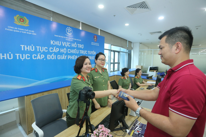 Thủ tục cấp hộ chiếu trực tuyến tại Trung tâm dịch vụ hành chính công mang lại nhiều lợi ích thiết thực cho người dân Thủ đô Thủ tục cấp hộ chiếu trực tuyến tại Trung tâm dịch vụ hành chính công mang lại nhiều lợi ích thiết thực cho người dân Thủ đô