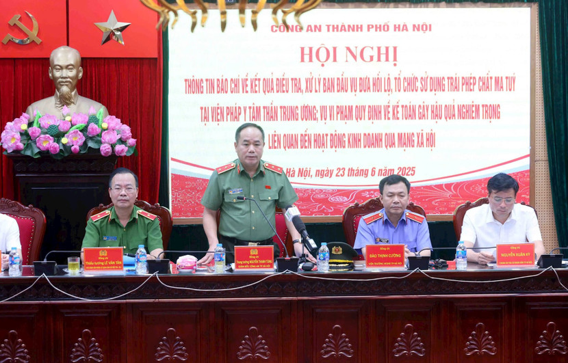 Trung tướng Nguyễn Thanh Tùng, Ủy viên Ban Thường vụ Thành ủy, Bí thư Đảng ủy, Giám đốc CATP Hà Nội chủ trì Hội nghị thông tin đến các cơ quan báo chí về kết quả điều tra, xử lý ban đầu 2 vụ án “Đưa hối lộ, tổ chức sử dụng trái phép chất ma túy tại Viện Pháp y tâm thần Trung ương”; “Vi phạm quy định về kế toán gây hậu quả nghiêm trọng liên quan đến hoạt động kinh doanh qua mạng xã hội”, ngày 23-6-2025 Trung tướng Nguyễn Thanh Tùng, Ủy viên Ban Thường vụ Thành ủy, Bí thư Đảng ủy, Giám đốc CATP Hà Nội chủ trì Hội nghị thông tin đến các cơ quan báo chí về kết quả điều tra, xử lý ban đầu 2 vụ án “Đưa hối lộ, tổ chức sử dụng trái phép chất ma túy tại Viện Pháp y tâm thần Trung ương”; “Vi phạm quy định về kế toán gây hậu quả nghiêm trọng liên quan đến hoạt động kinh doanh qua mạng xã hội”, ngày 23-6-2025