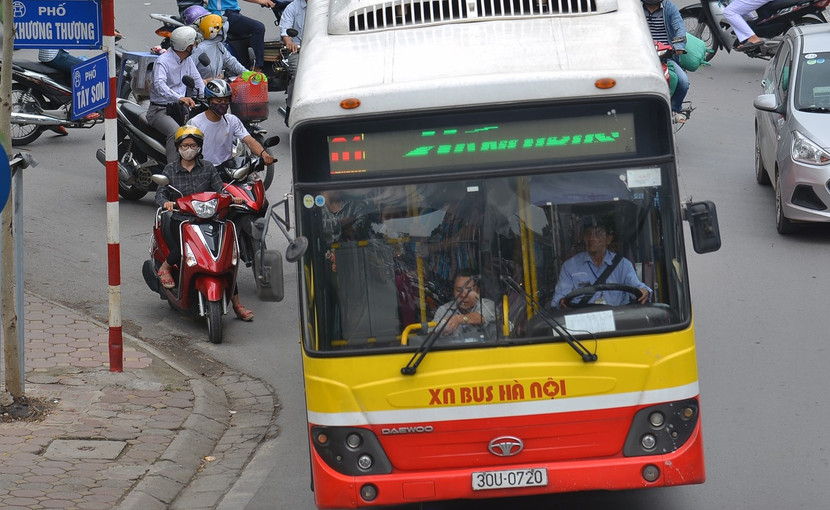Xe buýt chạy ẩu, tạt đầu các phương tiện khác là chuyện thường xuyên xảy ra Xe buýt chạy ẩu, tạt đầu các phương tiện khác là chuyện thường xuyên xảy ra