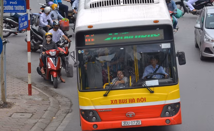 Xe buýt chạy ẩu, tạt đầu các phương tiện khác là chuyện thường xuyên xảy ra Xe buýt chạy ẩu, tạt đầu các phương tiện khác là chuyện thường xuyên xảy ra