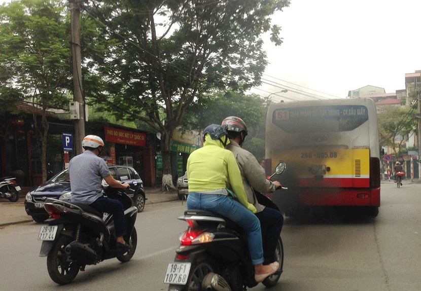 Xe buýt xả khói đen mù mịt trên đường phố cũng diễn ra khá phổ biến Xe buýt xả khói đen mù mịt trên đường phố cũng diễn ra khá phổ biến