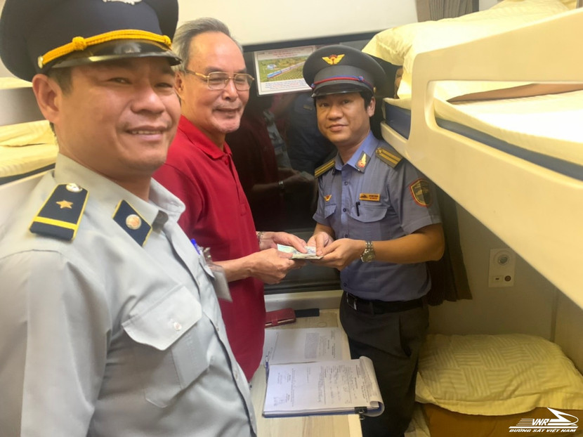 Hành khách vui mừng nhận lại số tiền mặt xấp xỉ 20 triệu đồng bị rơi ở trên tàu SE4