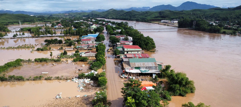 Nước lũ trên sông Cả ở Nghệ An vẫn dao động ở mức đỉnh