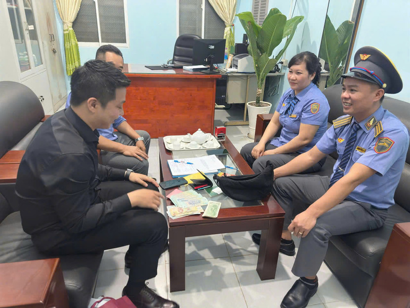 Một trường hợp khách bỏ quên tài sản, tiền mặt trên tàu được các nhân viên đường sắt trả lại