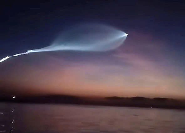 Vệt sáng lạ chuyển động trên bầu trời Quảng Ngãi được người dân ghi lại vào sáng nay 15/7 Vệt sáng lạ chuyển động trên bầu trời Quảng Ngãi được người dân ghi lại vào sáng nay 15/7