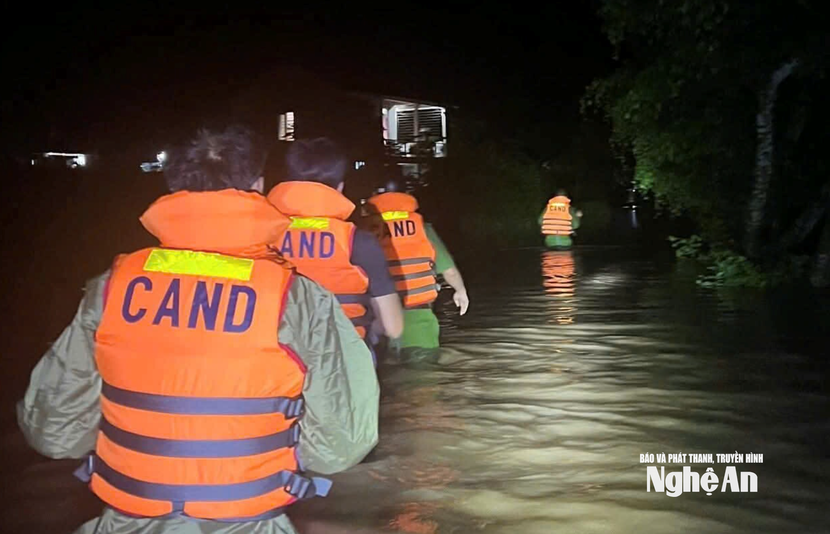 Lực lượng chức năng xã Con Cuông dầm mình trong đêm giúp người dân đảm bảo an toàn trong mưa lũ đêm 22/7.