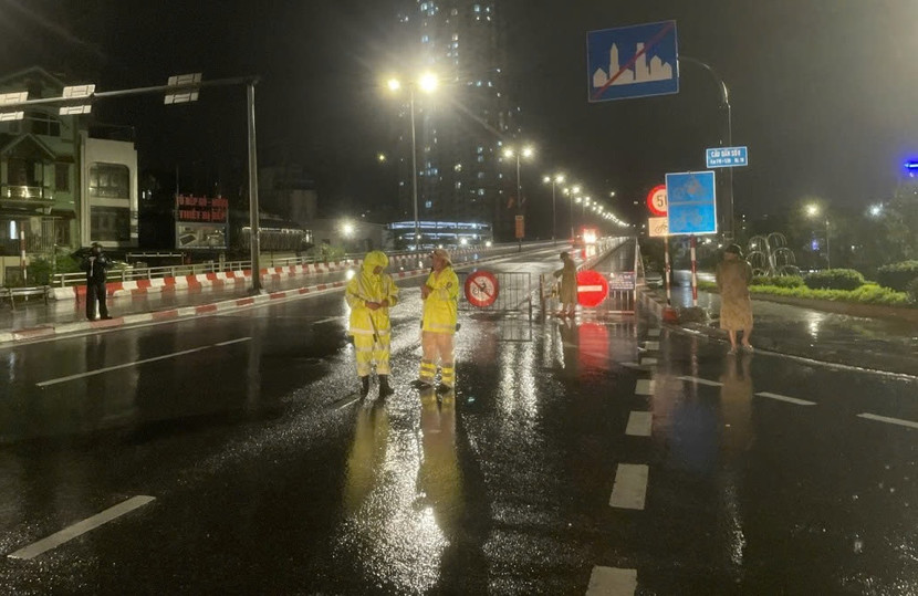 Lực lượng chức năng lập chốt hai bên đầu cầu Bãi Cháy để phân luồng, không cho xe máy và phương tiện thô sơ qua cầu Bãi Cháy từ đêm qua 21/7 Lực lượng chức năng lập chốt hai bên đầu cầu Bãi Cháy để phân luồng, không cho xe máy và phương tiện thô sơ qua cầu Bãi Cháy từ đêm qua 21/7