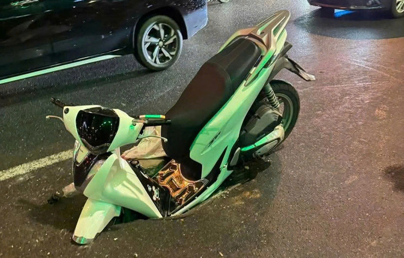 Chiếc xe máy bị sụt hố tử thần ở Trường Chinh Chiếc xe máy bị sụt hố tử thần ở Trường Chinh