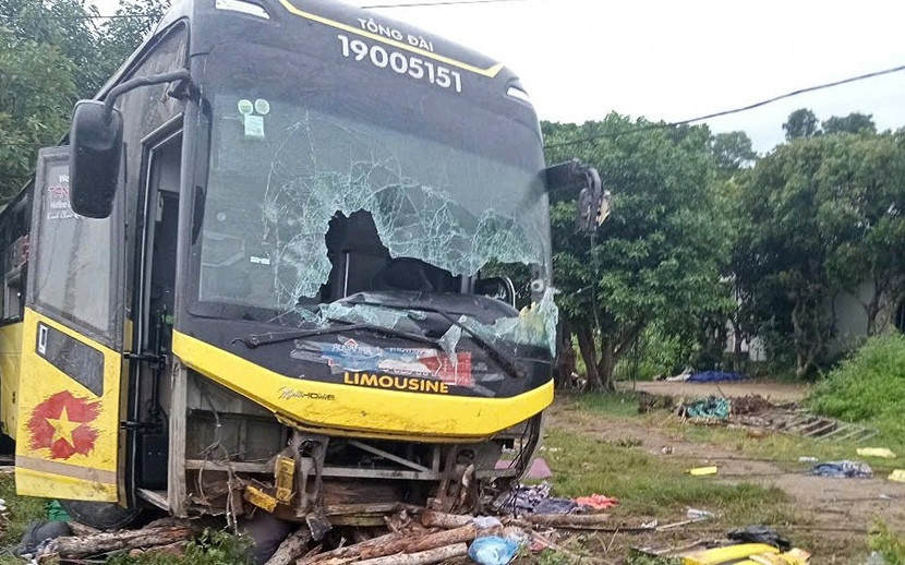 Chiếc xe chở khách bị lật trên QL1 qua Hà Tĩnh làm 9 người tử vong