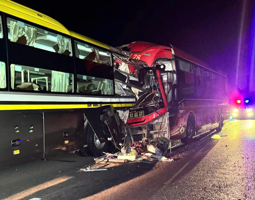 Hiện trường vụ tai nạn 2 chiếc xe khách trên cao tốc Vĩnh Hảo- Phan Thiết vào nửa đêm qua làm 3 người chết