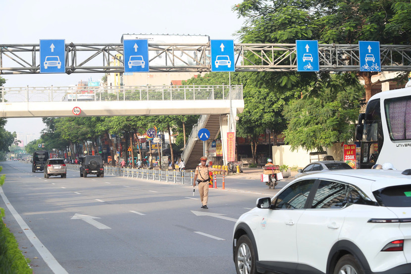 Trong những ngày đầu, lực lượng chức năng sẽ luôn ứng trực để phân luồng, hướng dẫn người dân di chuyển đúng quy định