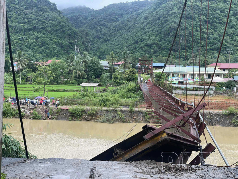 Cầu treo Pa Xa Lào bị đứt cáp vào sáng nay làm 3 người và 2 phương tiện rơi xuống sông (ảnh báo Điện Biên)