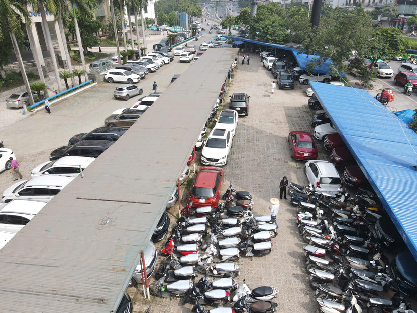 Điểm trông giữ phương tiện ở khu đất số 1 Đào Duy Anh trước mắt sẽ triển khai lắp đặt 10 trụ sạc ngay trong tháng 8