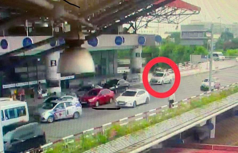 Hình ảnh chiếc taxi và lái xe "chặt chém" 2 vợ chồng khách nước ngoài đi từ Hàng Bông, Hoàn Kiếm lên sân bay Nội Bài với giá 2,7 triệu đồng
