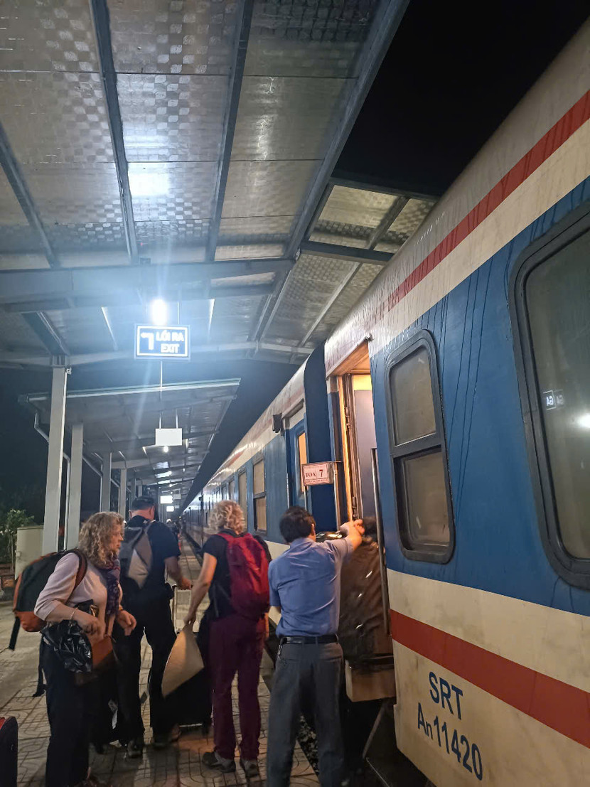 Trong ngày và đêm qua, ngành đường sắt đã phải chuyển tải khách trên gần chục chuyến tàu do đường sắt Bắc- Nam tê liệt vì sự cố tai nạn