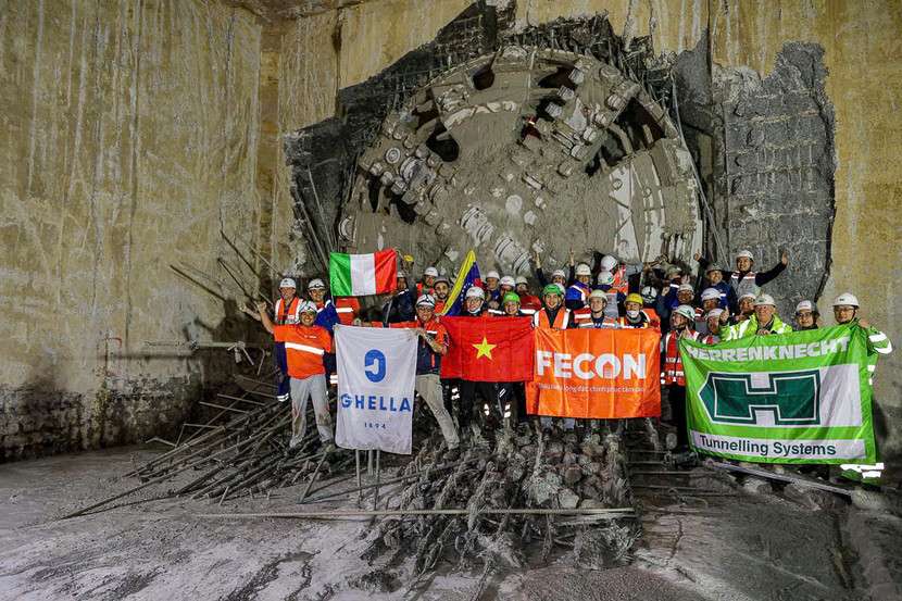 Robot khoan hầm metro Nhổn- Ga Hà Nội đã chạm ga Cát Linh vào sáng nay 7/3 Robot khoan hầm metro Nhổn- Ga Hà Nội đã chạm ga Cát Linh vào sáng nay 7/3