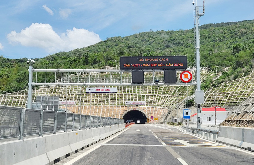 Hầm núi Vung hiện đang khai thác 2 làn xe, tốc độ tối đa 60km/h