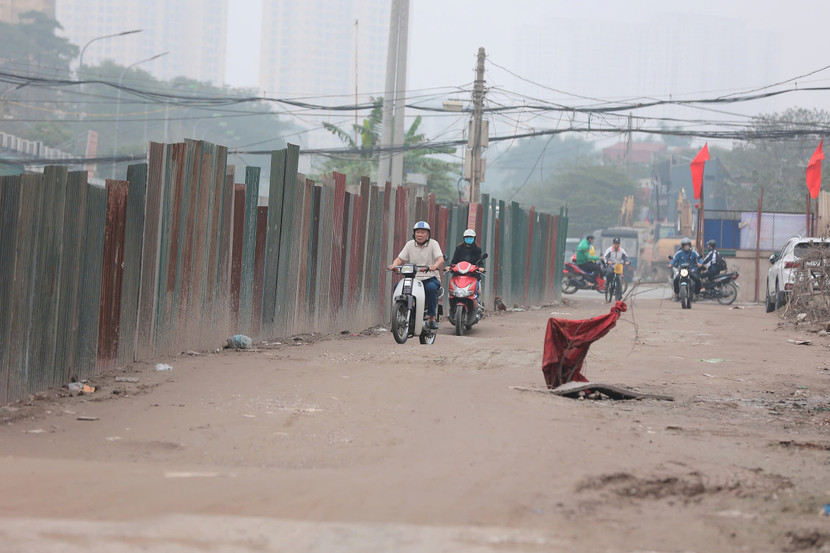 Nhiều đoạn đường rất xấu người dân phải di chuyển qua mỗi ngày