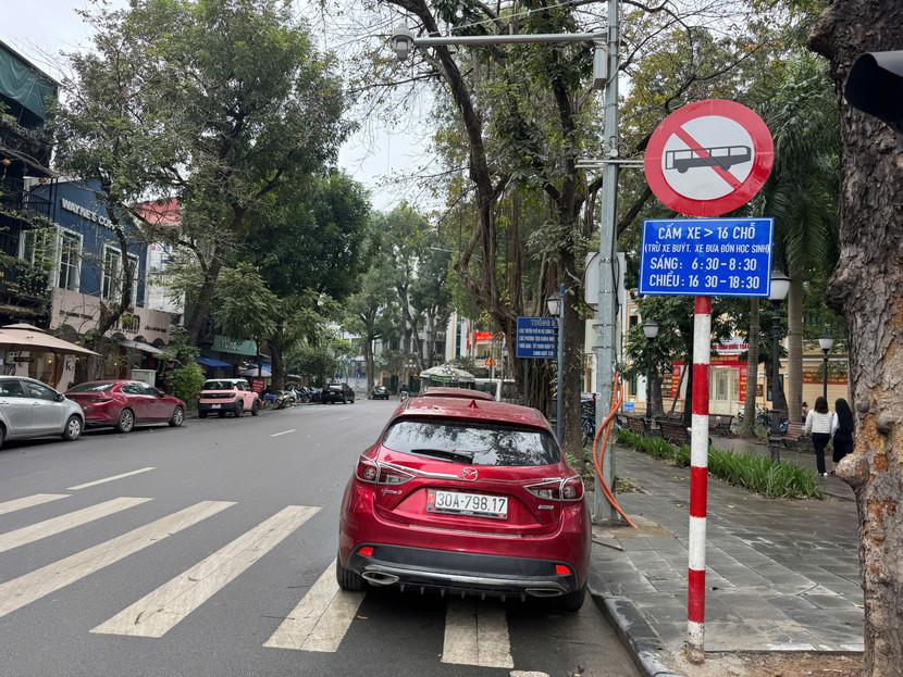 Tiếp tục thí điểm việc cấm xe ô tô trên 16 chỗ vào phố cổ giờ cao điểm và có báo cáo đánh giá. Tiếp tục thí điểm việc cấm xe ô tô trên 16 chỗ vào phố cổ giờ cao điểm và có báo cáo đánh giá.