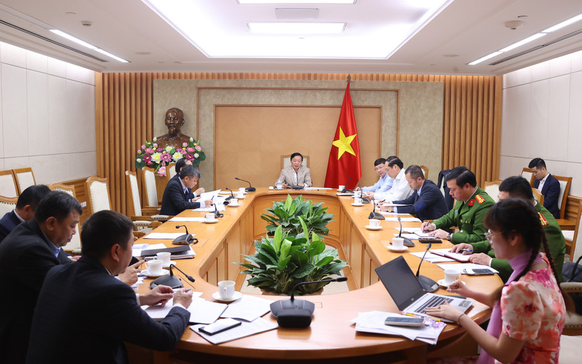 Phó Thủ tướng Trần Hồng Hà họp với các Bộ, ngành về xây dựng lộ trình áp dụng quy chuẩn khí thải với ô tô và xe máy chiều 13/3 (ảnh Minh Khôi) Phó Thủ tướng Trần Hồng Hà họp với các Bộ, ngành về xây dựng lộ trình áp dụng quy chuẩn khí thải với ô tô và xe máy chiều 13/3 (ảnh Minh Khôi)