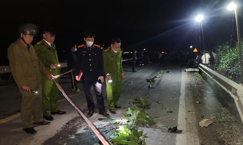 Hiện trường vụ xe máy va chạm với xe đầu kéo ở Hương Khê, Hà Tĩnh làm 2 học sinh lớp 9 tử vong Hiện trường vụ xe máy va chạm với xe đầu kéo ở Hương Khê, Hà Tĩnh làm 2 học sinh lớp 9 tử vong