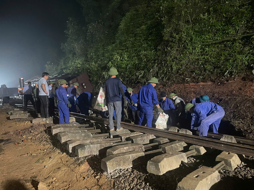 Công nhân nỗ lực thông tuyến đường sắt Bắc- Nam xuyên đêm