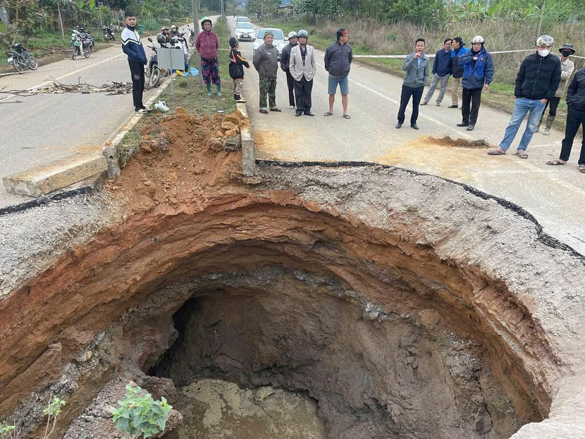 Cơ quan chức năng tiến hành lấp hố tử thần trên quốc lộ 3B ở Na Rì Cơ quan chức năng tiến hành lấp hố tử thần trên quốc lộ 3B ở Na Rì